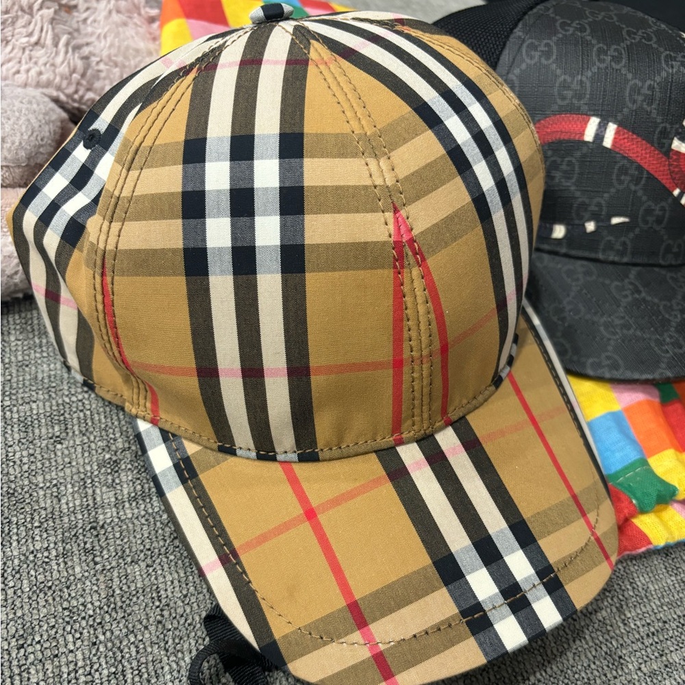 Burberry hat - Picture 1 of 2